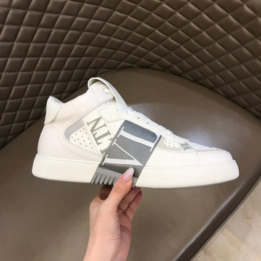 p480 "VALETINO**" new high-top 🆕 calfskin lace-up sneakers. No man should be able to refuse these shoes. The classic color scheme is so handsome! Purchase a high-precision replica of the original version to instantly sell off the market currency! 6 VLTN logo rubber effect straps - Valentino Garavani Logo printed on the back and tongue, all materials are customized to ensure quality! Size: 38-44